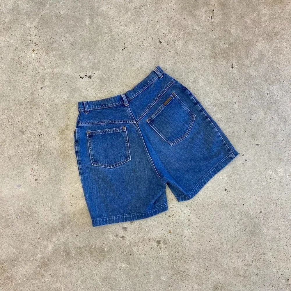 Vintage high waisted shorts 🤍